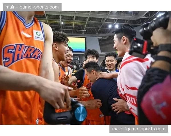 通讯:十年坚持,业余女子篮球队“上海凤凰”的社区联赛夺冠路 通讯:十年坚持,业余女子篮球队“上海凤凰”的社区联赛夺冠路